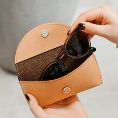 Duurzaam Relatiegeschenk - Brillenkoker gerecycled leder met logo