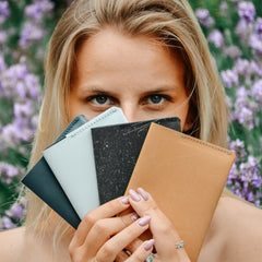 Duurzaam Relatiegeschenk - 
Paspoorthoes Gerecycled leer