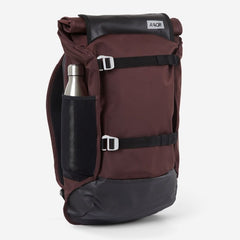 gerecyclede duurzame backpack gemaakt van plasticflessen. In grote verstelbaar, 26 tot 33liter. Kleur maroon