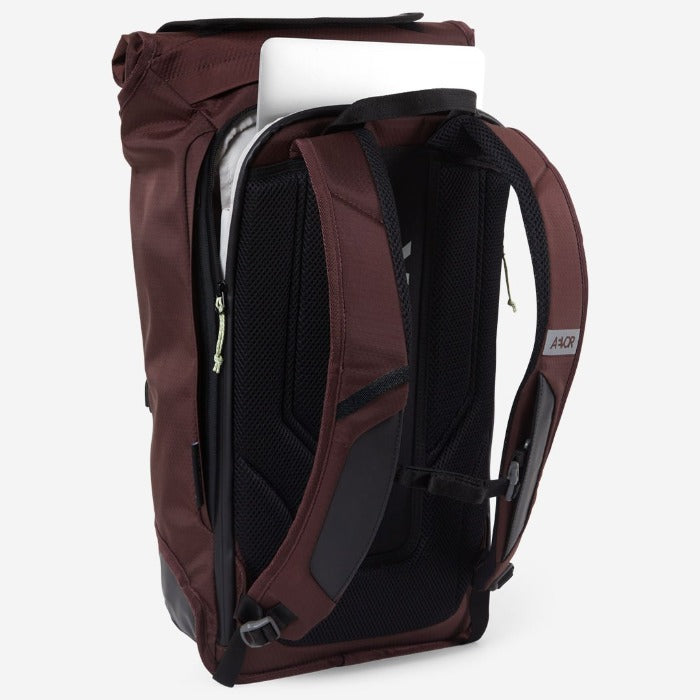 gerecyclede duurzame backpack gemaakt van plasticflessen. In grote verstelbaar, 26 tot 33liter. Kleur maroon