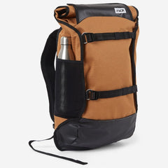 gerecyclede duurzame backpack gemaakt van plasticflessen. In grote verstelbaar, 26 tot 33liter. Kleur oranje bruin